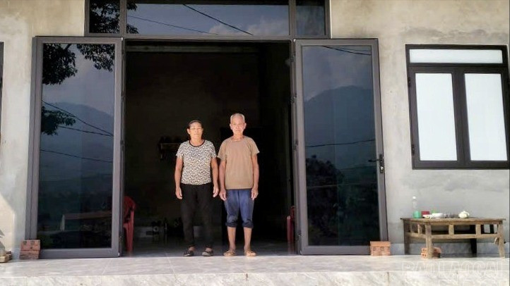 Vợ chồng ông Hù A Sẩu ở thôn Bản Trung, xã Trịnh Tường hạnh phúc bên ngôi nhà mới baolaocai-br-gen-n-z6988283249003-8b53e9e9e30049405dac0b2e80a9cb9b.jpg