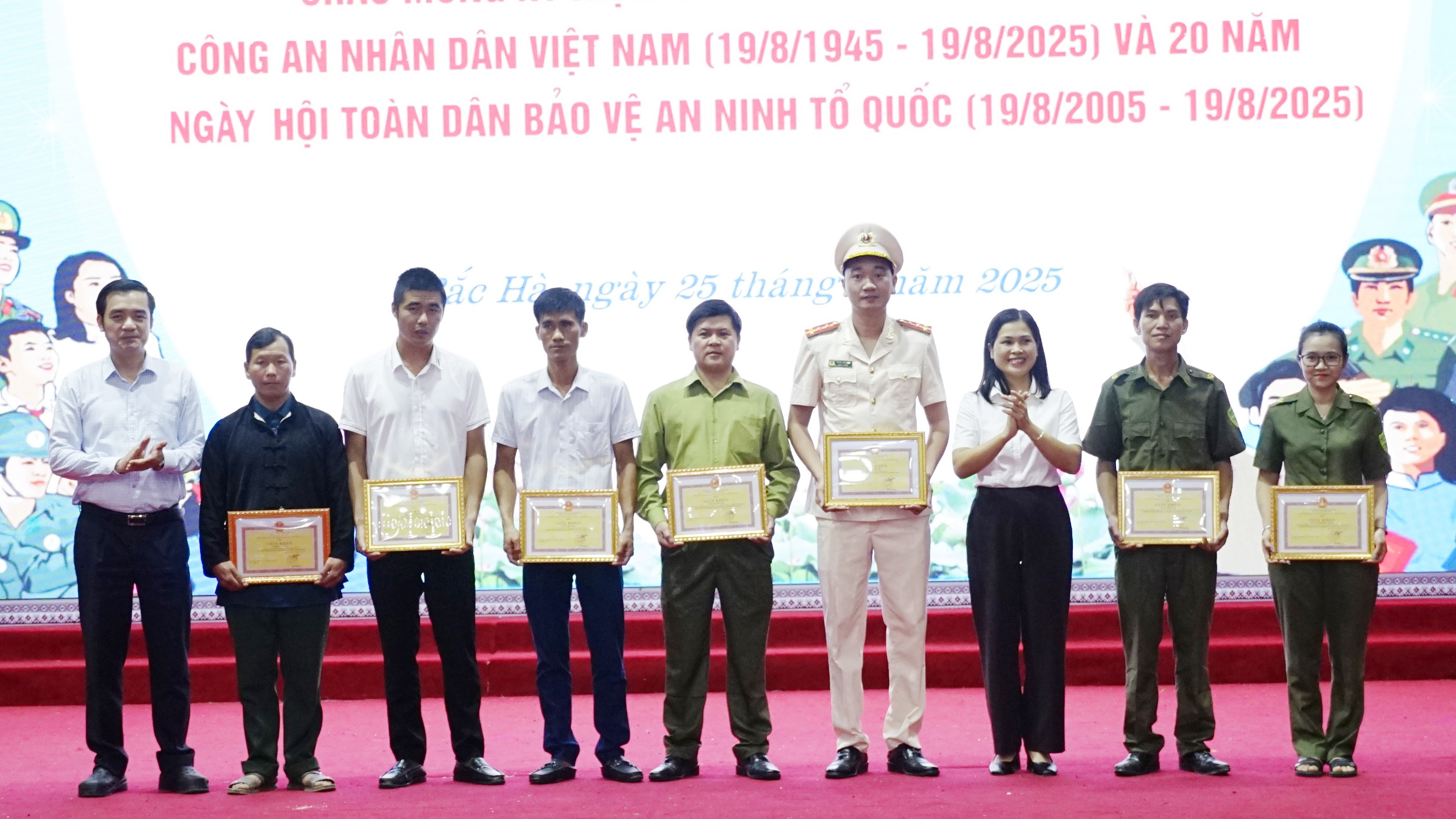Tặng Giấy khen cho các tập thể, cá nhân có thành tích xuất sắc. dsc0797.jpg