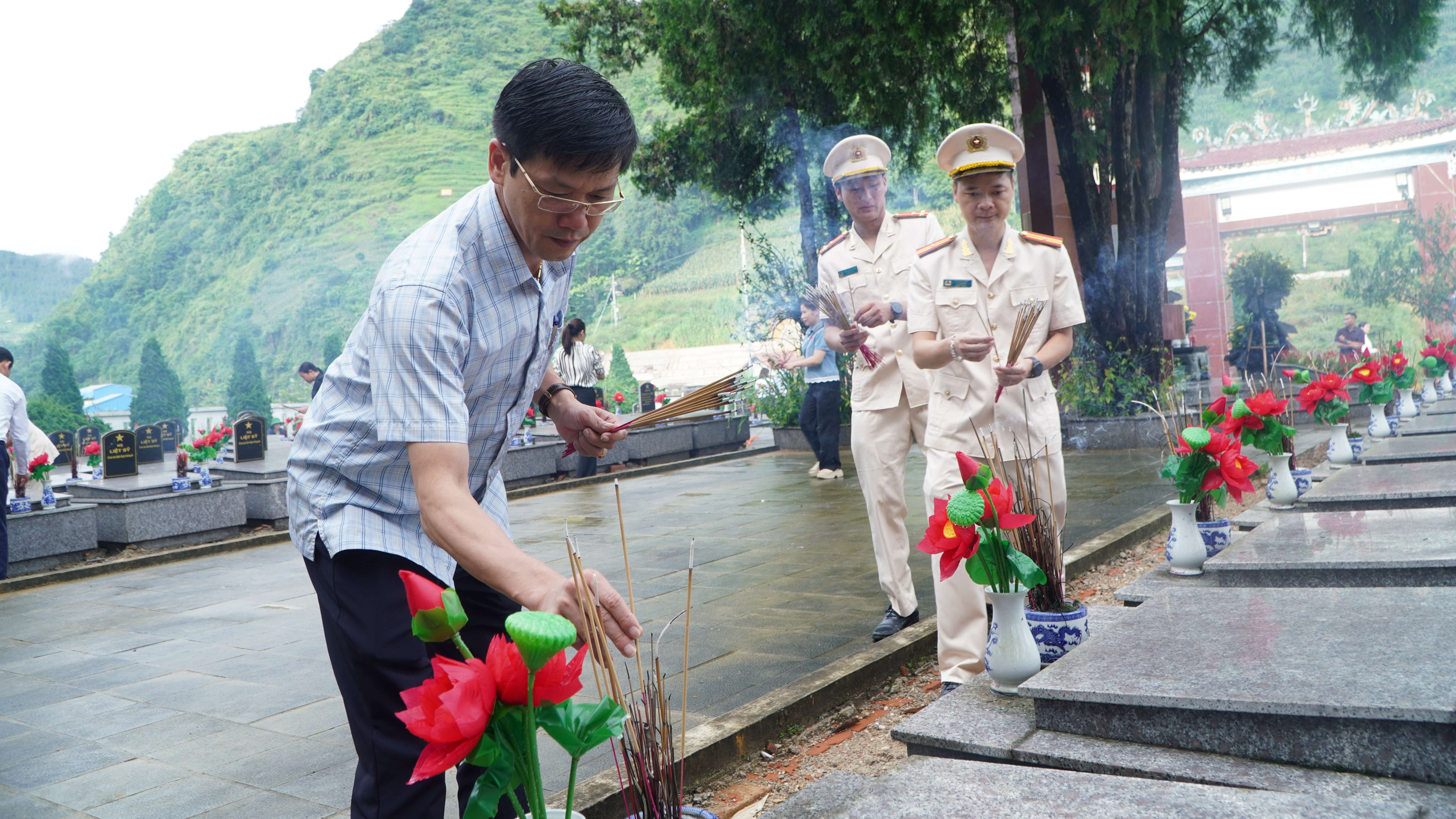 Các đại biểu thắp hương tri ân các anh hùng, liệt sĩ. Các đại biểu thắp hương tri ân các anh hùng, liệt sĩ.