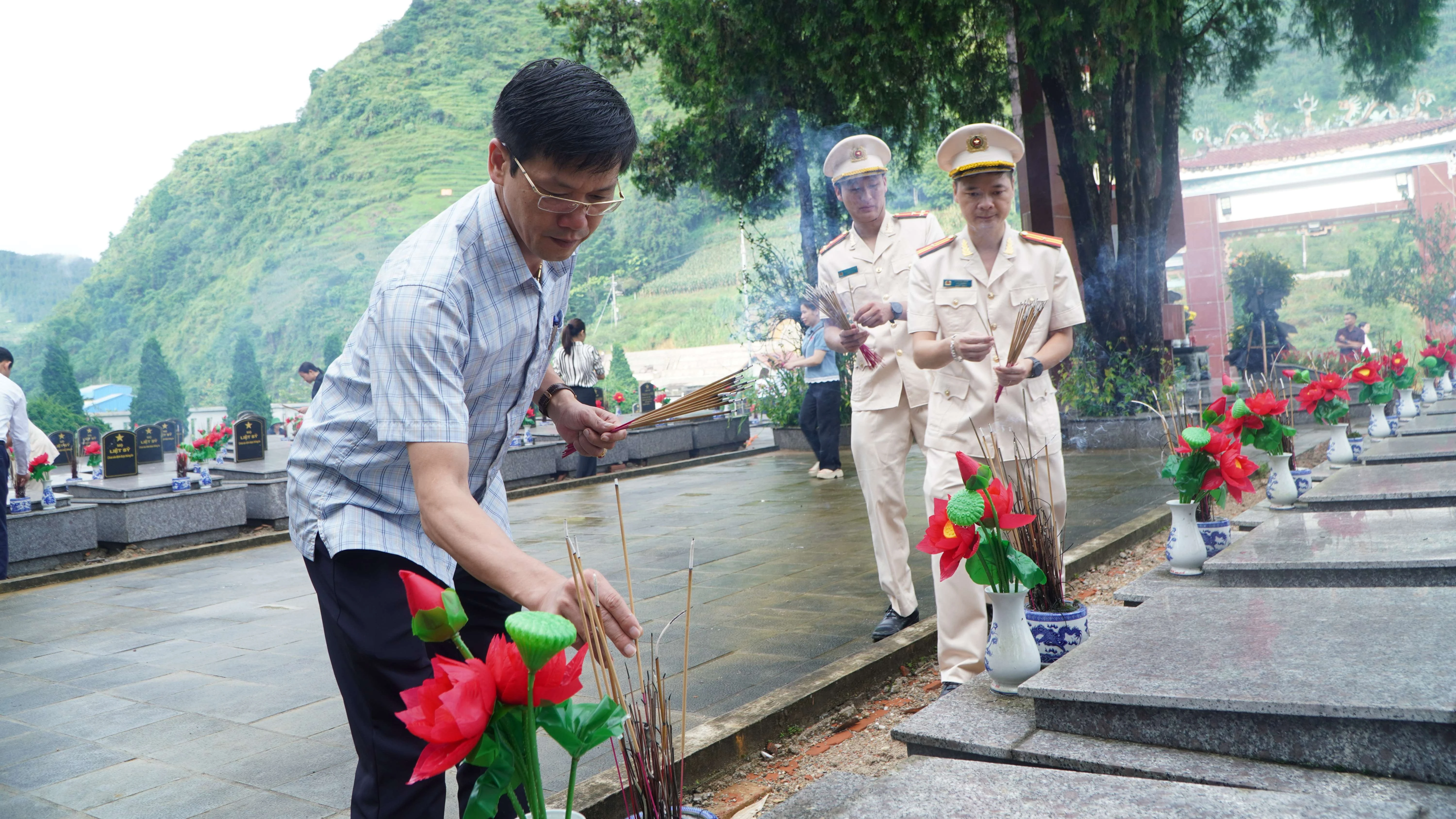 Các đại biểu thắp hương tri ân các anh hùng, liệt sĩ.