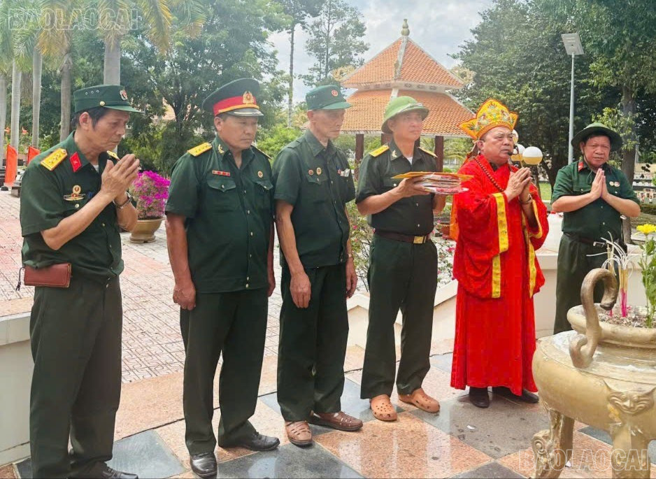 Đoàn thực hiện các nghi lễ trước khi di chuyển các hài cốt liệt sĩ trở về quê hương. baolaocai-tl-z6909310199136-4207890bdabc73598654a794569c76bb.jpg
