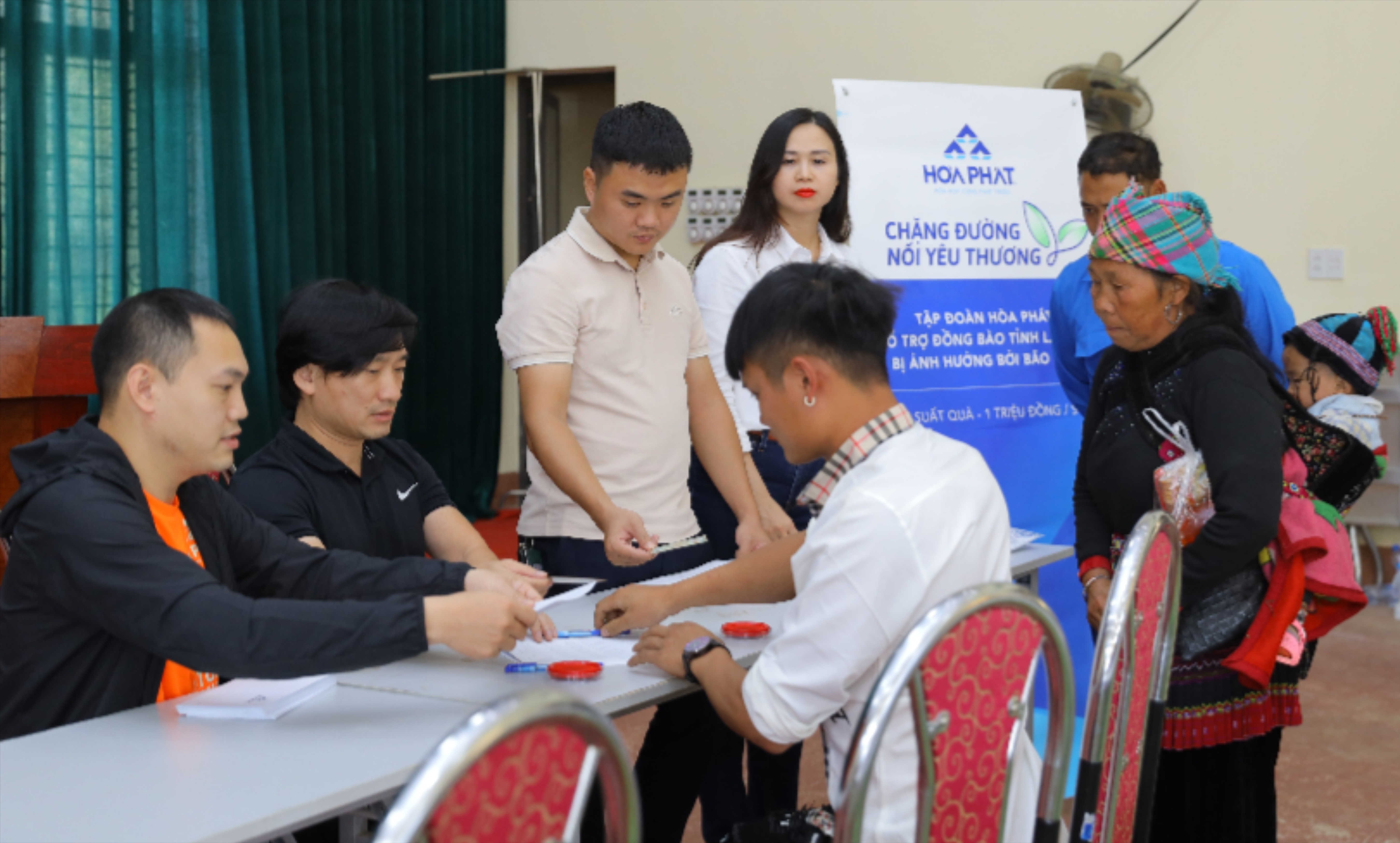 Người dân huyện Bát Xát nhận hỗ trợ. 8ce74ed9-be85-418f-a079-23989e8bd840-6946-2643-648-5372.jpeg