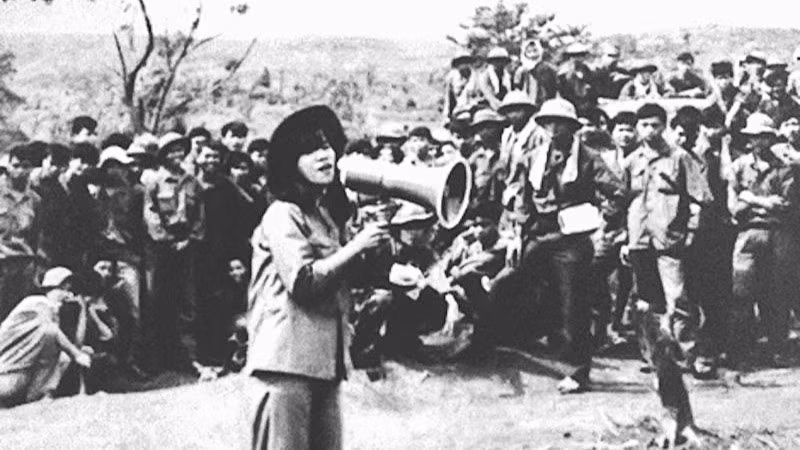 Nghệ sĩ Nhân dân Thanh Hoa hát cho bộ đội nghe tại Đường 9-Khe Sanh.