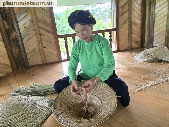 Những chiếc nón lá vươn xa khỏi bản làng. Những chiếc nón lá vươn xa khỏi bản làng.