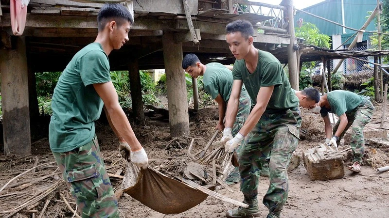 Cán bộ, chiến sĩ Trung đoàn 82, Sư đoàn 355 (Quân khu 2) giúp nhân dân xã Mường Pồn, huyện Ðiện Biên, tỉnh Ðiện Biên khắc phục hậu quả thiên tai, tháng 8/2024.