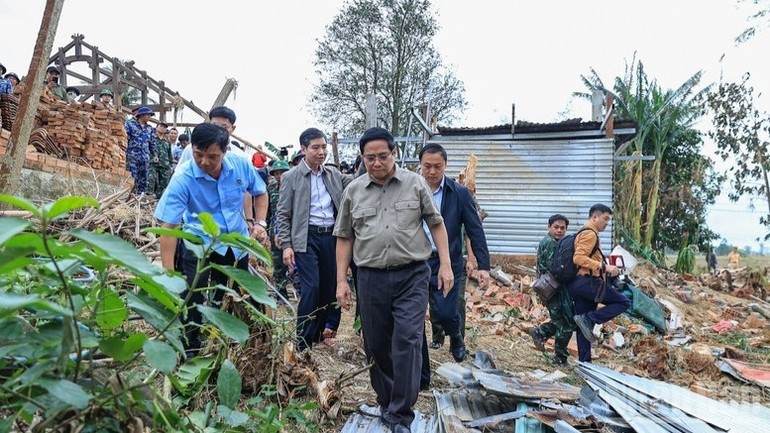 Thủ tướng Phạm Minh Chính thăm, động viên 9 hộ gia đình có nhà bị sập hoàn toàn do mưa lũ tại thôn Phú Hữu, xã Hòa Thịnh.