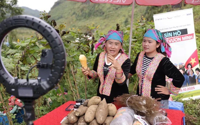 Phụ nữ vùng cao mạnh dạn bán hàng trên các nền tảng số.