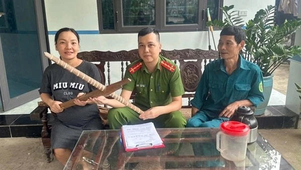 Cán bộ, chiến sĩ Công an xã Yên Bình đến từng hộ dân tuyên truyền, vận động tự giác giao nộp vũ khí, vật liệu nổ, công cụ hỗ trợ.