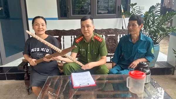 Cán bộ, chiến sĩ Công an xã Yên Bình đến từng hộ dân tuyên truyền, vận động tự giác giao nộp vũ khí, vật liệu nổ, công cụ hỗ trợ.