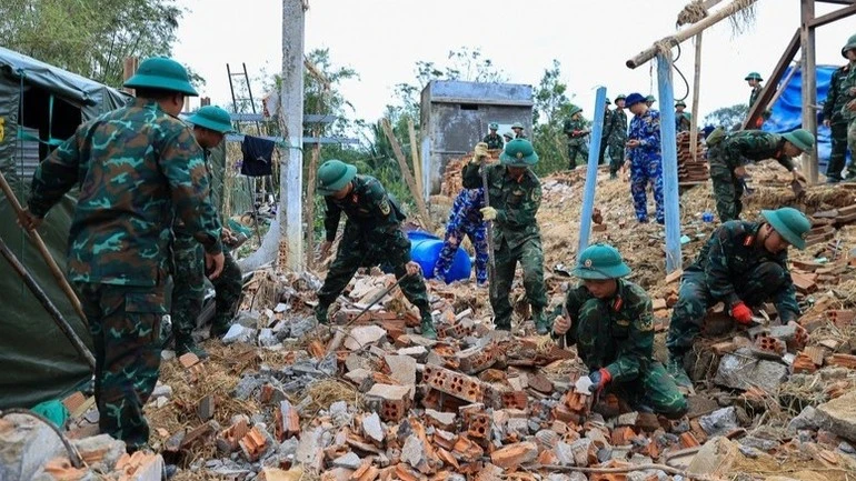 Lực lượng quân đội giúp nhân dân dọn dẹp, khắc phục hậu quả mưa lũ.