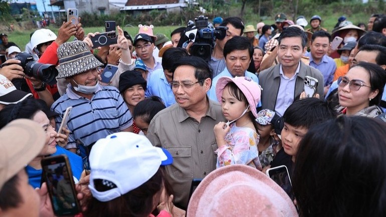 Thủ tướng Phạm Minh Chính thăm, động viên bà con nhân dân thôn Phú Thứ, xã Tây Hòa.