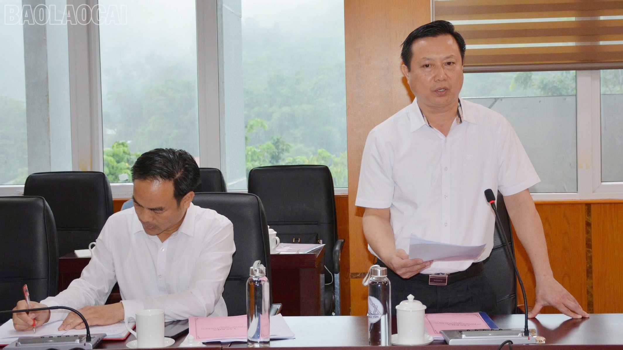 Thường trực Đảng ủy xã Bảo Hà báo cáo về chuẩn bị văn kiện, tổ chức đại hội. z6838647809916-d3dc88d424c97ec53f8fe11434cb65fa.jpg