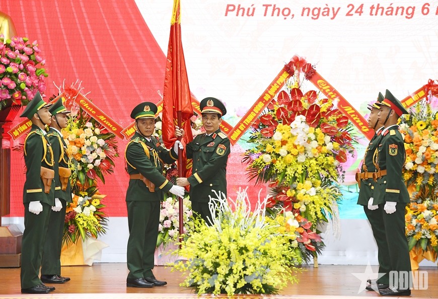 Đại tướng Phan Văn Giang trao Quân kỳ Quyết thắng tặng Ban chỉ huy Bộ đội Biên phòng trực thuộc Bộ CHQS tỉnh Lai Châu. Đại tướng Phan Văn Giang trao Quân kỳ Quyết thắng tặng Ban chỉ huy Bộ đội Biên phòng trực thuộc Bộ CHQS tỉnh Lai Châu.
