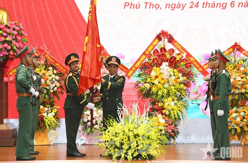 Thượng tướng Nguyễn Văn Nghĩa trao Quân kỳ Quyết thắng tặng Ban chỉ huy PTKV. Thượng tướng Nguyễn Văn Nghĩa trao Quân kỳ Quyết thắng tặng Ban chỉ huy PTKV.