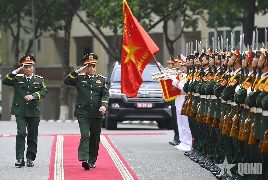 Đại tướng Phan Văn Giang duyệt đội danh dự. Đại tướng Phan Văn Giang duyệt đội danh dự.