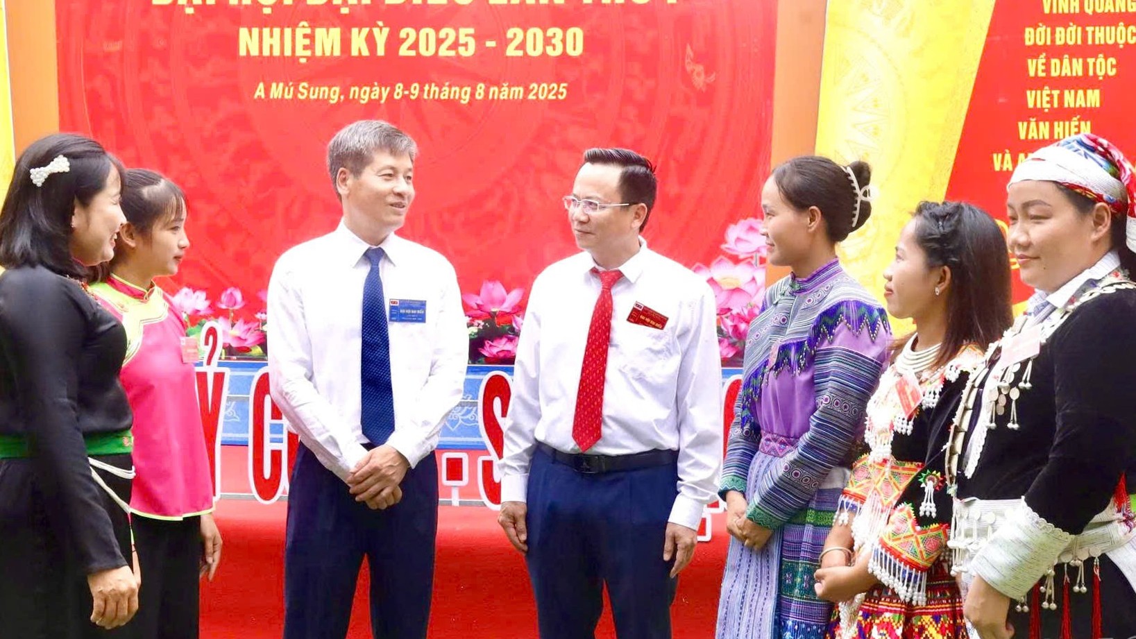 Đồng chí Ngô Hạnh Phúc, Phó Chủ tịch UBND tỉnh trò chuyện với cán bộ, đảng viên xã A Mú Sung bên lề đại hội. image.jpg