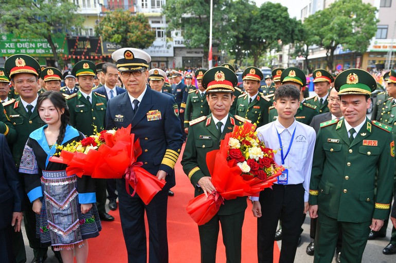 Đại tướng Phan Văn Giang, Ủy viên Bộ Chính trị, Phó Bí thư Quân ủy Trung ương, Bộ trưởng Quốc phòng và Thượng tướng Đổng Quân, Bộ trưởng Quốc phòng Trung Quốc đến thăm Trường trung học phổ thông Trần Phú.