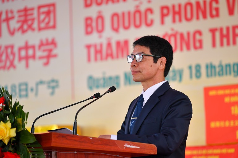 Thầy Mai Hoàng Lâm, Phó Hiệu trưởng phụ trách Trường trung học phổ thông Trần Phú báo cáo quá trình hình thành và phát triển của Trường trung học phổ thông Trần Phú.