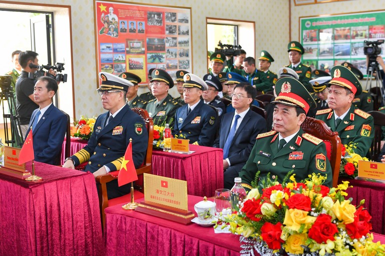 Đại tướng Phan Văn Giang, Ủy viên Bộ Chính trị, Phó Bí thư Quân ủy Trung ương, Bộ trưởng Quốc phòng và Thượng tướng Đổng Quân, Bộ trưởng Quốc phòng Trung Quốc tại Đồn Biên phòng Trà Cổ.