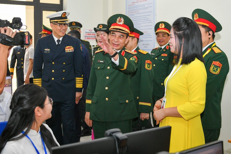 Hai bộ trưởng đến thăm phòng tin học của nhà trường.