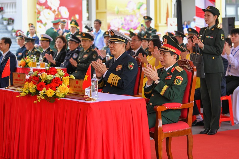 Đại tướng Phan Văn Giang, Ủy viên Bộ Chính trị, Phó Bí thư Quân ủy Trung ương, Bộ trưởng Quốc phòng và Thượng tướng Đổng Quân, Bộ trưởng Quốc phòng Trung Quốc đến thăm Trường trung học phổ thông Trần Phú.