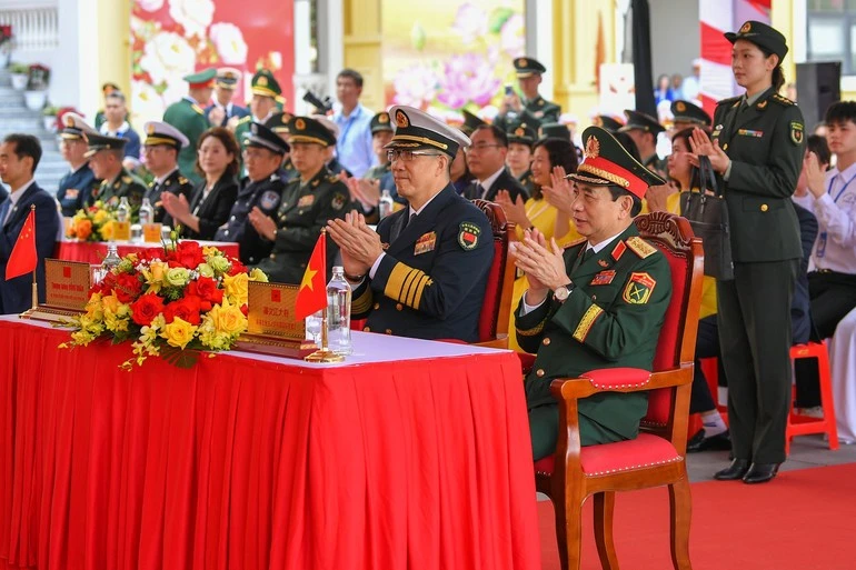 Đại tướng Phan Văn Giang, Ủy viên Bộ Chính trị, Phó Bí thư Quân ủy Trung ương, Bộ trưởng Quốc phòng và Thượng tướng Đổng Quân, Bộ trưởng Quốc phòng Trung Quốc đến thăm Trường trung học phổ thông Trần Phú.