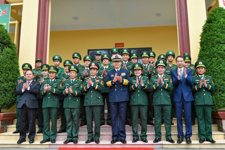 Đại tướng Phan Văn Giang, Ủy viên Bộ Chính trị, Phó Bí thư Quân ủy Trung ương, Bộ trưởng Quốc phòng và Thượng tướng Đổng Quân, Bộ trưởng Quốc phòng Trung Quốc cùng cán bộ, chiến sĩ Đồn Biên phòng Trà Cổ.