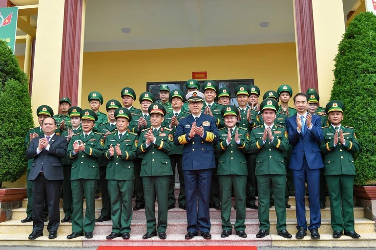 Đại tướng Phan Văn Giang, Ủy viên Bộ Chính trị, Phó Bí thư Quân ủy Trung ương, Bộ trưởng Quốc phòng và Thượng tướng Đổng Quân, Bộ trưởng Quốc phòng Trung Quốc cùng cán bộ, chiến sĩ Đồn Biên phòng Trà Cổ.