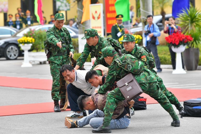 Chiến sĩ Đồn Biên phòng Trà Cổ diễn tập phương án dùng chó nghiệp vụ phát hiện, khống chế, bắt nhóm đối tượng vận chuyển hàng cấm.