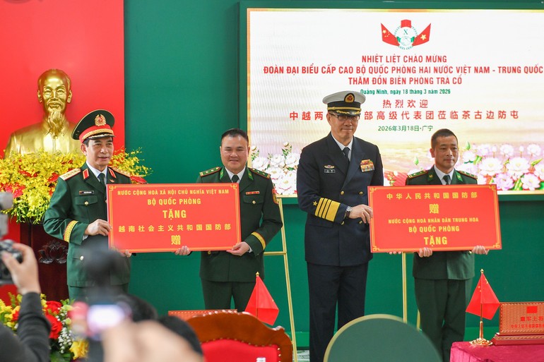 Đại tướng Phan Văn Giang, Ủy viên Bộ Chính trị, Phó Bí thư Quân ủy Trung ương, Bộ trưởng Quốc phòng và Thượng tướng Đổng Quân, Bộ trưởng Quốc phòng Trung Quốc trao quà cho đại diện Đồn Biên phòng Trà Cổ.