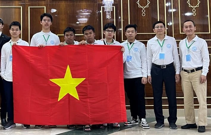 Đoàn học sinh Việt Nam tham dự Kỳ thi Olympic Toán quốc tế Turkmenistan lần thứ 2, đều đạt huy chương vàng.