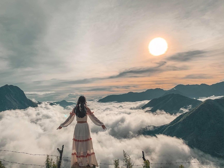 Mây trắng trôi qua những dãy núi xanh thẫm. Mây trắng trôi qua những dãy núi xanh thẫm.