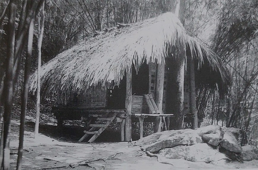 Tại lán Nà Nưa, trước diễn biến khẩn trương của tình hình cách mạng trong nước và thế giới, lãnh tụ Hồ Chí Minh đã nhận định và chỉ thị “Lúc này, thời cơ thuận lợi đã tới, dù hy sinh tới đâu, dù phải đốt cháy cả dãy Trường Sơn cũng phải kiên quyết giành cho được độc lập. Ảnh tư liệu