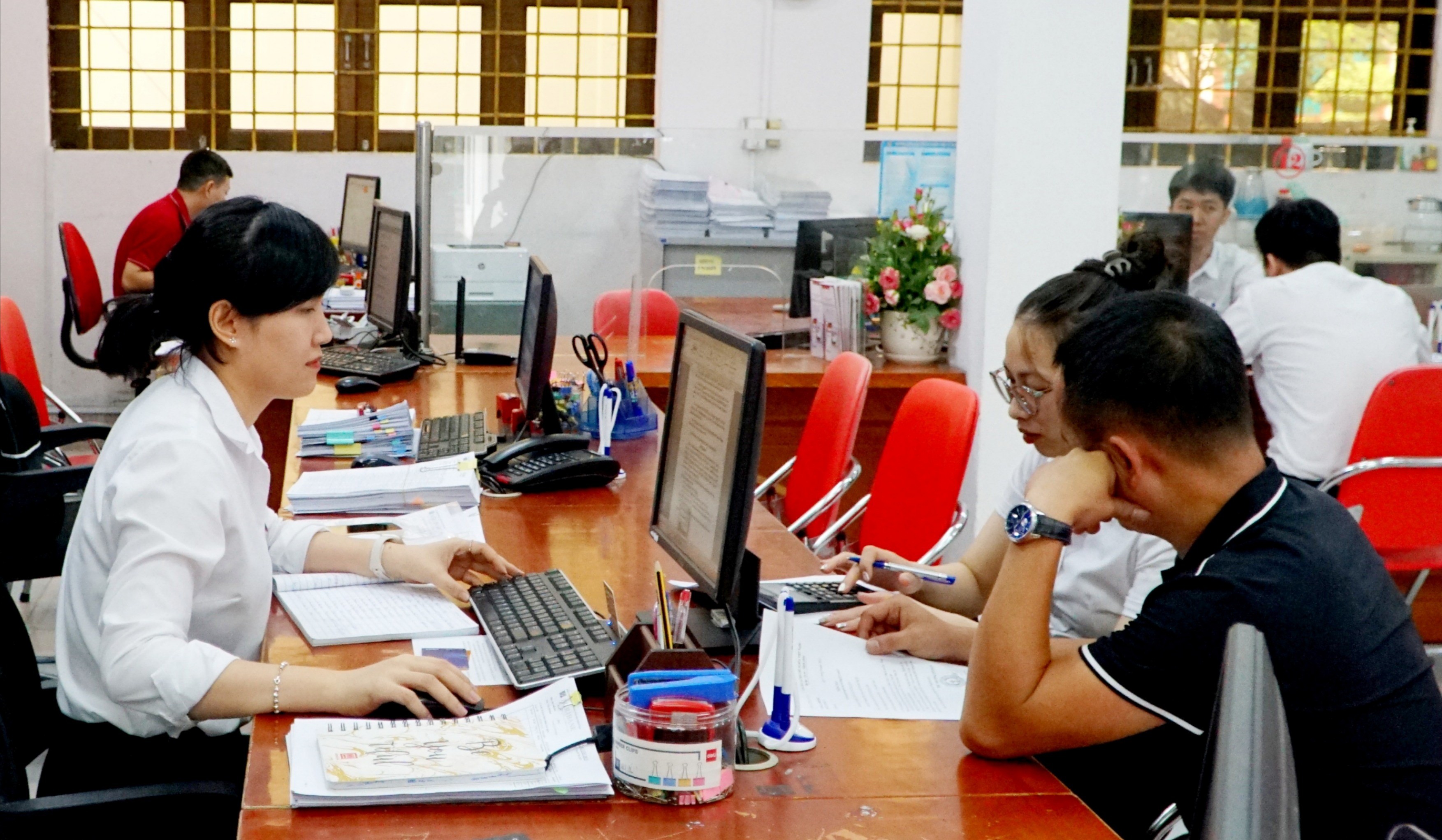 Agribank Chi nhánh Lào Cai II hỗ trợ khách hàng. img-20250622-111512-1226.jpg