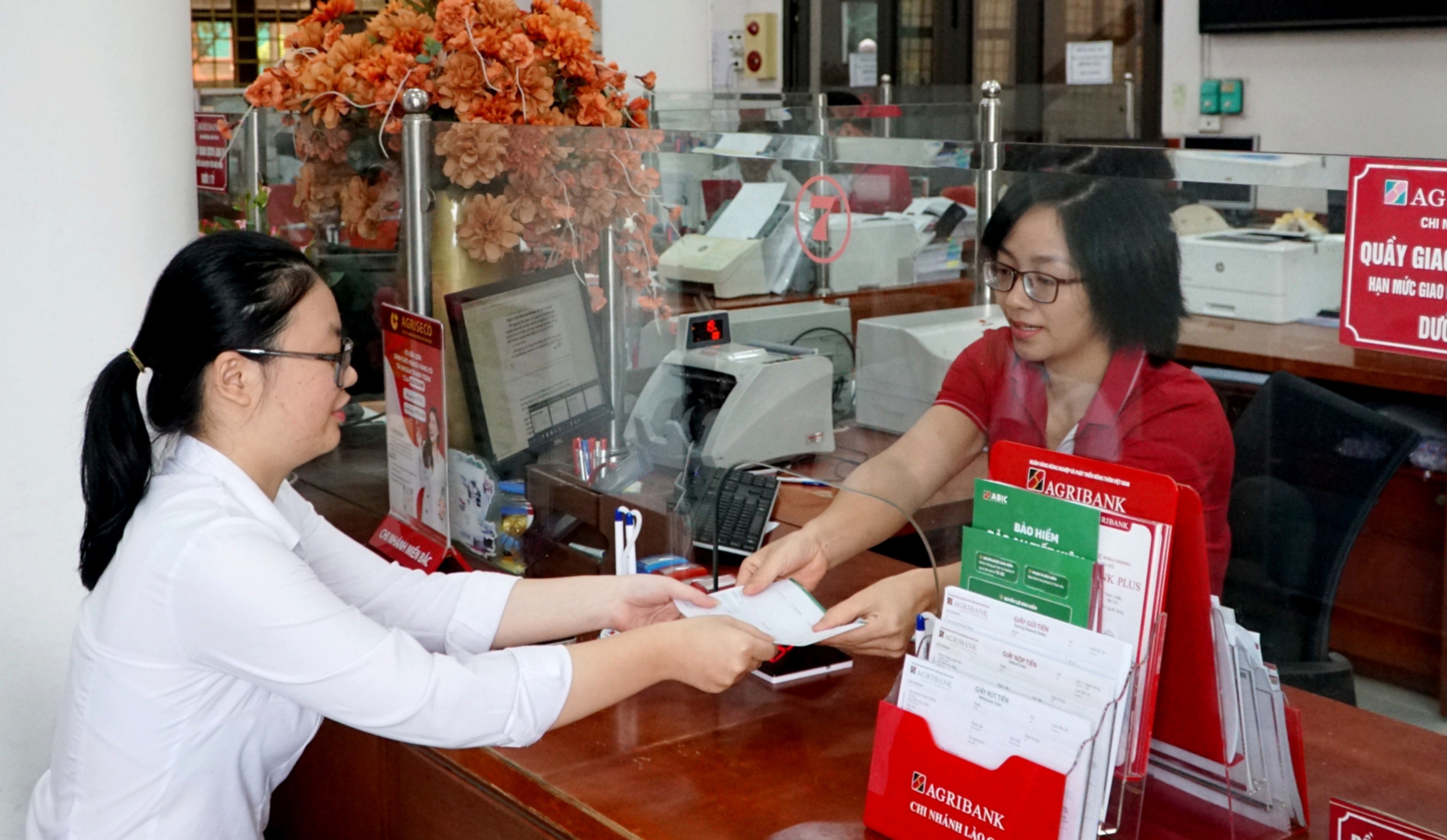 Đã có hơn 14.000 khách hàng của Agribank Chi nhánh Lào Cai II chuyển đổi thẻ từ sang thẻ chip. img-20250622-111634-4719-6137.jpg