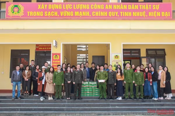 Đoàn công tác Công đoàn Báo CAND trao quà cho CBCS Công an xã Tà Phìn.