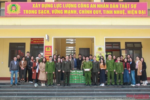 Đoàn công tác Công đoàn Báo CAND trao quà cho CBCS Công an xã Tà Phìn.