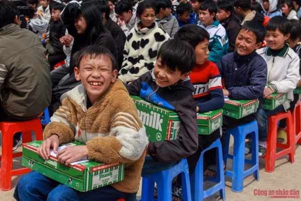 Niềm vui của các em học sinh vùng cao Lào Cai khi nhận món quà của Đoàn công tác.