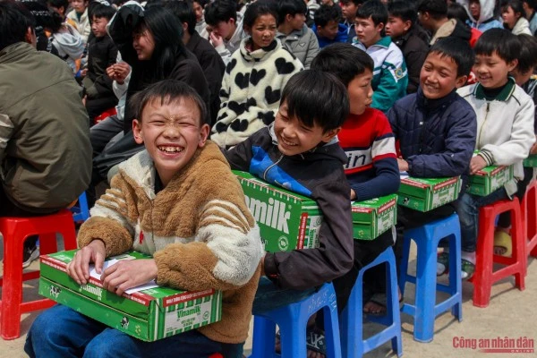 Niềm vui của các em học sinh vùng cao Lào Cai khi nhận món quà của Đoàn công tác.