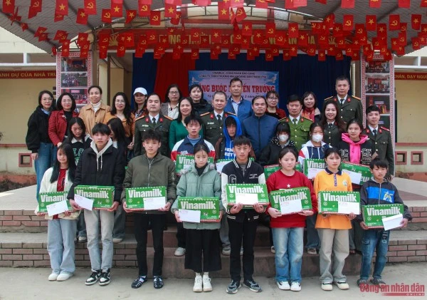 Đoàn công tác Công đoàn Báo CAND với thầy và trò trường THPT Hoàng Liên.