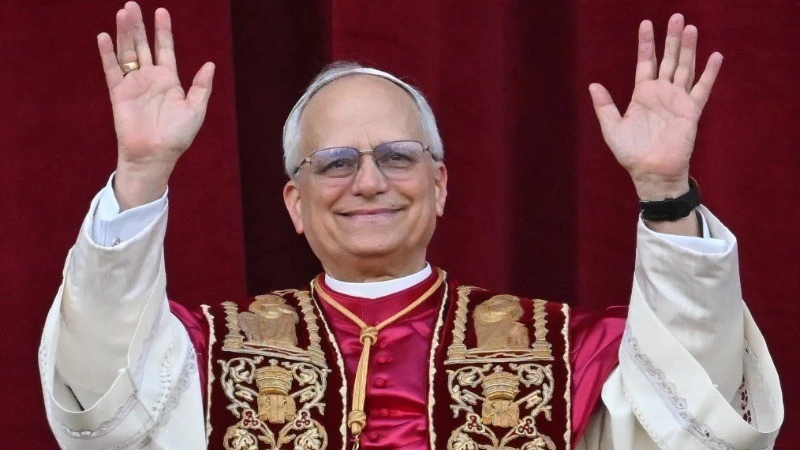 Tân Giáo hoàng Leo XIV ra mắt các tín đồ tại ban công chính của Vương cung thánh đường Thánh Peter, ngày 8/5/2025.