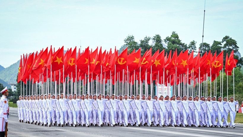 Khối cờ Đảng, cờ Tổ quốc tại buổi tổng hợp luyện diễu binh, diễu hành lần hai sự kiện A80.