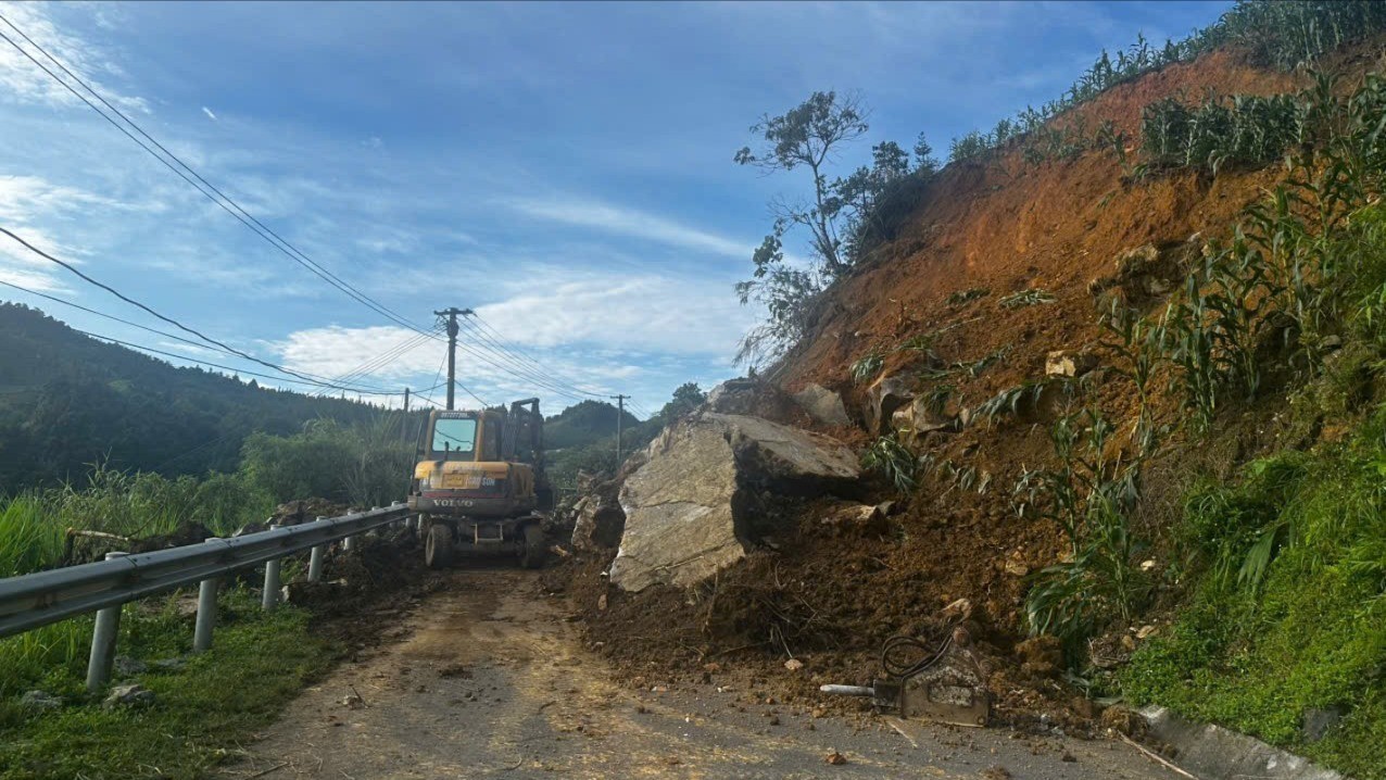 Hiện trường vụ sạt lở ta luy dương tại Km 198 + 900 Quốc lộ 4D. 10ce9b80d652620c3b43.jpg