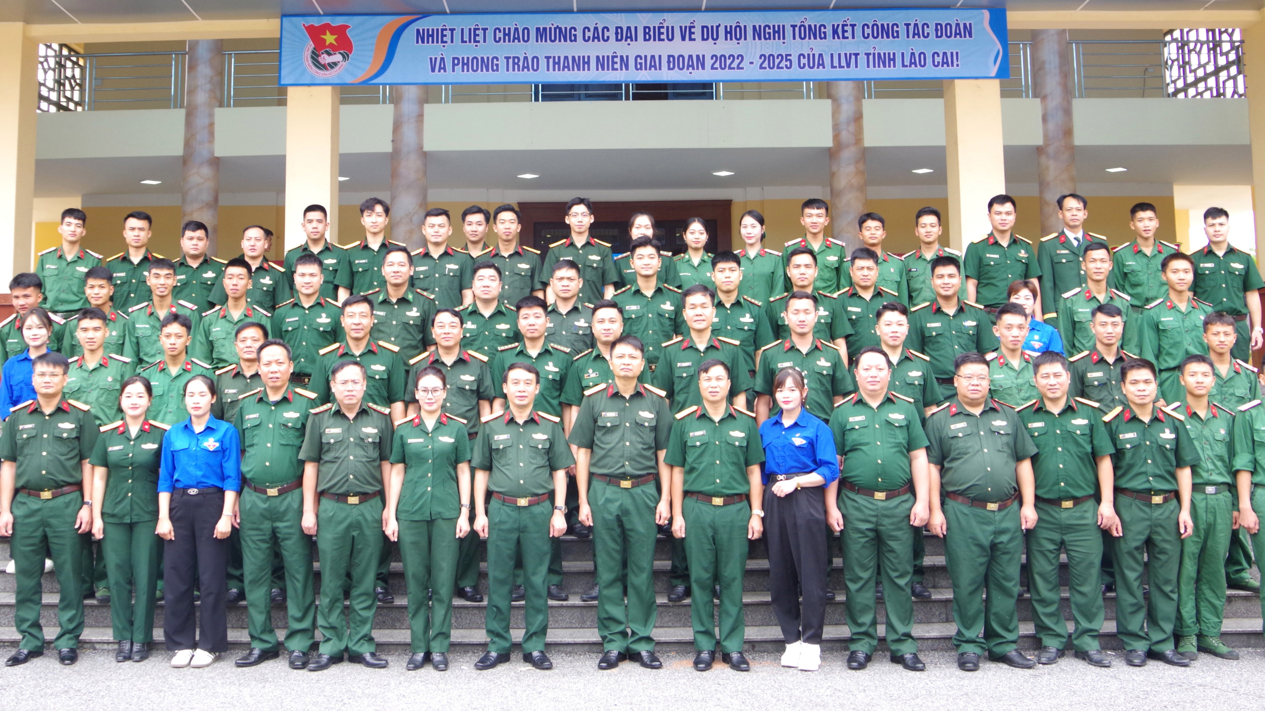 Các đại biểu dự hội nghị chụp ảnh lưu niệm. a4.jpg