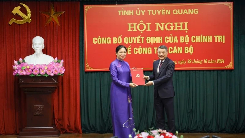 Đồng chí Lê Minh Hưng, Ủy viên Bộ Chính trị, Bí thư Trung ương Đảng trao quyết định của Bộ Chính trị phân công đồng chí Hà Thị Nga giữ chức vụ Bí thư Tỉnh ủy Tuyên Quang.