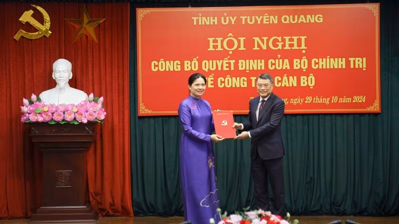 Đồng chí Lê Minh Hưng, Ủy viên Bộ Chính trị, Bí thư Trung ương Đảng trao quyết định của Bộ Chính trị phân công đồng chí Hà Thị Nga giữ chức vụ Bí thư Tỉnh ủy Tuyên Quang.