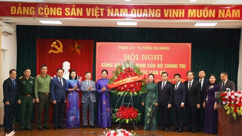 Các đồng chí lãnh đạo tỉnh Tuyên Quang tặng hoa chúc mừng đồng chí Hà Thị Nga.