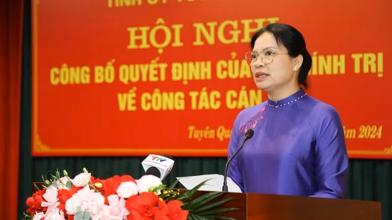 Đồng chí Hà Thị Nga, Ủy viên Trung ương Đảng, Bí thư Tỉnh ủy Tuyên Quang phát biểu nhận nhiệm vụ.