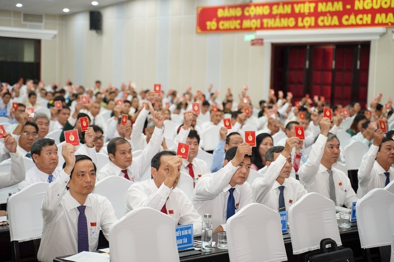 Hơn lúc nào hết, cuộc cách mạng tinh gọn bộ máy cần có sự nêu gương, tinh thần trách nhiệm và hy sinh từ từng cán bộ, đảng viên, đặc biệt là những người đứng đầu. Hơn lúc nào hết, cuộc cách mạng tinh gọn bộ máy cần có sự nêu gương, tinh thần trách nhiệm và hy sinh từ từng cán bộ, đảng viên, đặc biệt là những người đứng đầu.