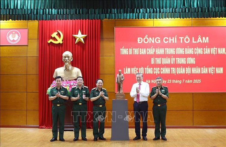 Tổng Bí thư Tô Lâm tặng bức tượng Bác Hồ cho Tổng cục Chính trị Quân đội nhân dân Việt Nam. Tổng Bí thư Tô Lâm tặng bức tượng Bác Hồ cho Tổng cục Chính trị Quân đội nhân dân Việt Nam.